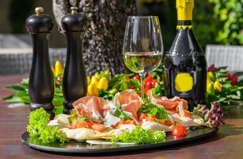 Antipasti-Platte mit Prosciutto und Weißwein