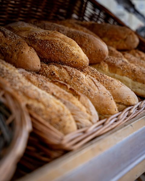 Frisches Sesambrot im Korb