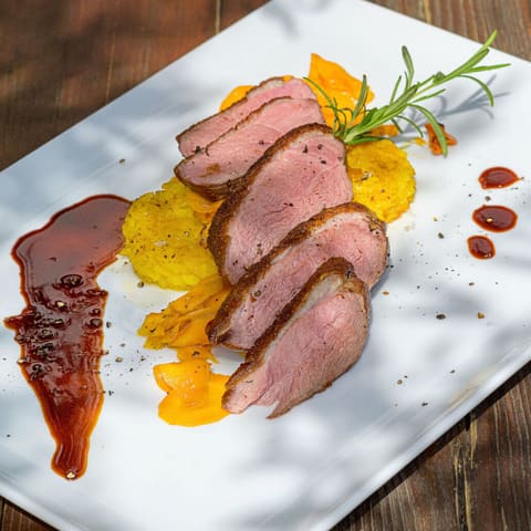 Rosa gebratene Entenbrust mit Jus