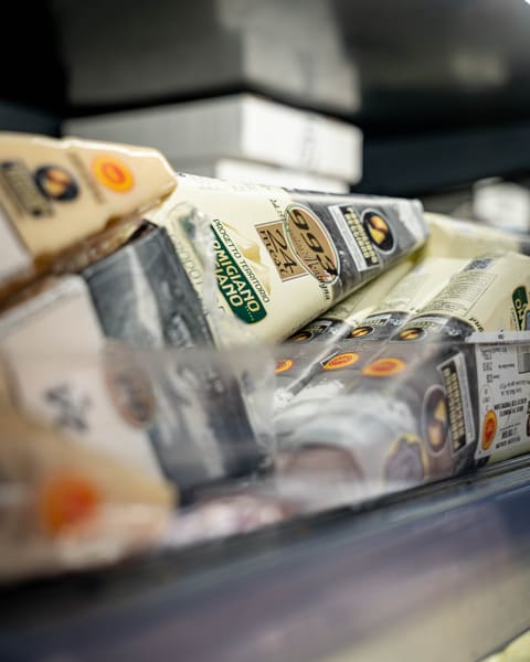 Italienischer Käse und Feinkost in der Kühltheke