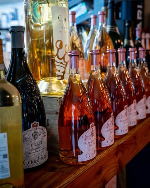 Roséweine und Weißweine auf der Holztheke der Vinothek Errante