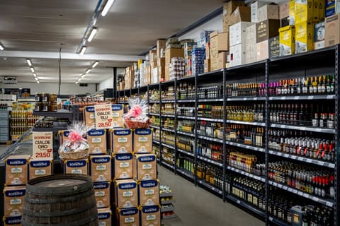 Gang im italienischen Supermarkt Errante mit Weinregalen und Feinkost