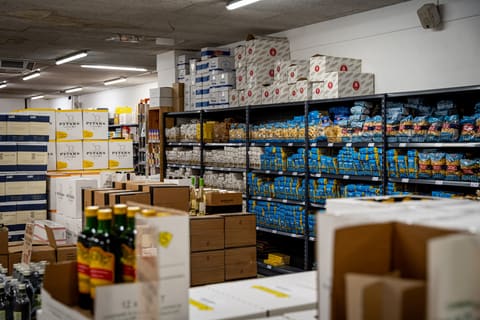 Regale mit italienischer Pasta, Mehl und Konserven im Errante Supermercato