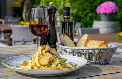 Tagliatelle mit frischen Steinpilzen und einem Glas Rotwein