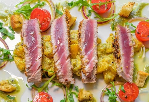 Kurz gebratener Thunfisch mit Tomaten und Rucola